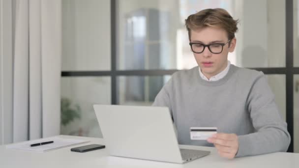 Fiatal férfi, hogy az online fizetési hiba a laptopon az irodában — Stock videók