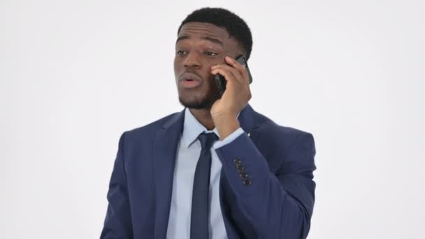 Agresivní africký podnikatel naštvaný na telefonu na bílém pozadí — Stock video