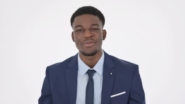 Αφρικανός επιχειρηματίας Μιλώντας σε απευθείας σύνδεση συνομιλία βίντεο σχετικά με το λευκό φόντο — Αρχείο Βίντεο