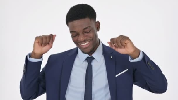 アフリカのビジネスマンが白を背景に喜びで踊る — ストック動画