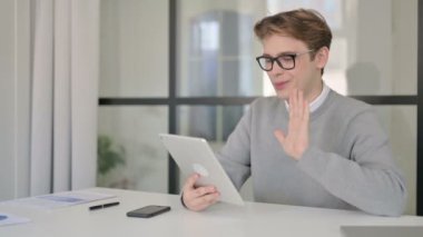Modern Ofiste Video Chaton Tableti Yapan Genç Adam 
