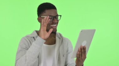 Afrikalı Adam 'ın Yeşil Arkaplanda Tabletteki Video Sohbeti 