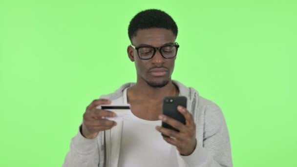 Αφρικανικός άνθρωπος με επιτυχία σε απευθείας σύνδεση αγορές για Smartphone σε πράσινο φόντο — Αρχείο Βίντεο
