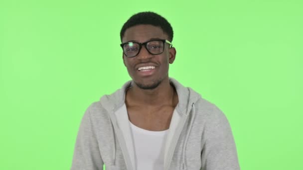 Африканский мужчина разговаривает в Интернете о видеочате на зеленом фоне — стоковое видео