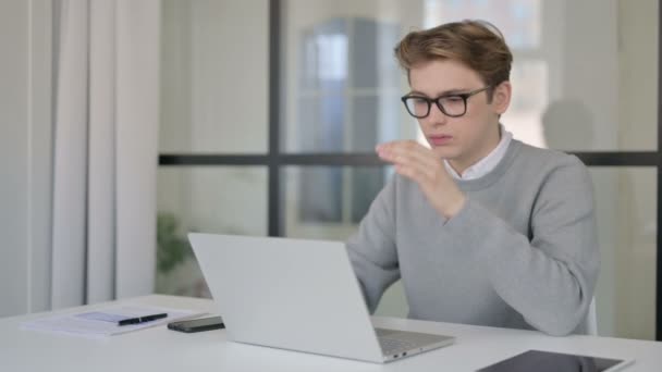 Fiatal férfi, akinek fejfájás, miközben dolgozik a Laptop a modern irodában — Stock videók