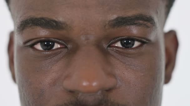 Close up af blinkende øjne afrikanske forretningsmand – Stock-video