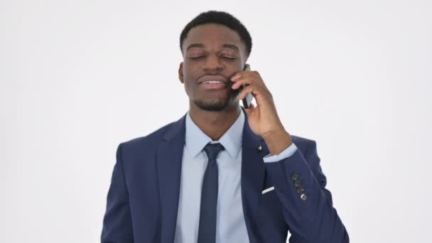 Afrikaans zakenman praten over de telefoon op witte achtergrond — Stockvideo