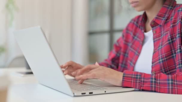 Handen van Afrikaanse vrouw werken op laptop — Stockvideo