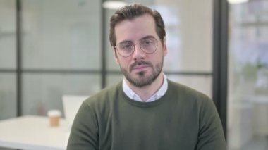 Öfkeli Genç İşadamının Portresi Orta Parmak İşareti Gösteriyor