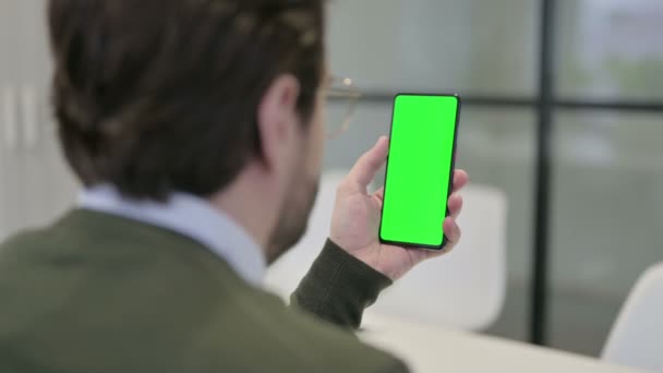 Zakenman met behulp van Smartphone met Chroma Screen — Stockvideo