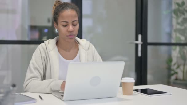 Mulher Africano mostrando polegares para cima assinar enquanto estiver usando laptop no escritório — Vídeo de Stock