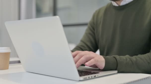 Close up of Young Businessman Wpisując na laptopie — Wideo stockowe