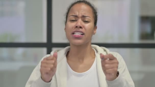 Portret van een teleurgestelde Afrikaanse vrouw die reageert op verlies — Stockvideo