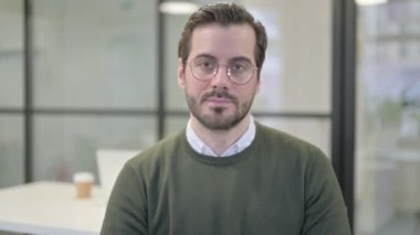Uykucu Genç İş Adamı Esneme Portresi