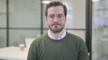 Genç İşadamının Portresi Parmak ve İnkar Ediyor 