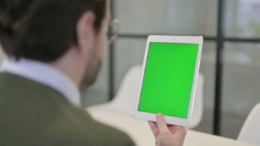 Yeşil Ekranlı Tablet kullanan İşadamı