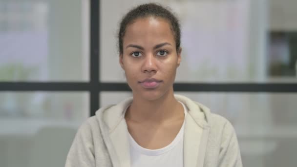 Retrato de una mujer africana señalando a la cámara e invitando — Vídeos de Stock