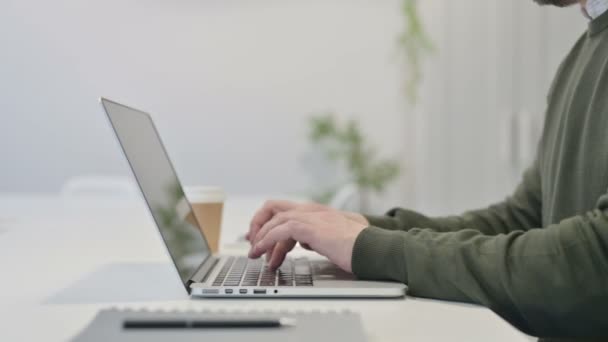 Close-up van jonge zakenman werkt op laptop — Stockvideo