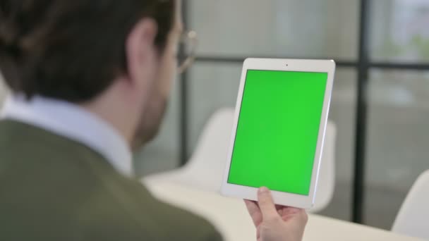 Empresário usando Tablet com tela verde — Vídeo de Stock