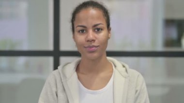 Afrikalı Kadın Portresi Tamam İşareti Parmak ile Gösteriyor