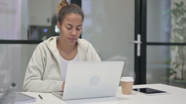 Ofisteki Dizüstü bilgisayarda çalışan Afrikalı Kadın — Stok video