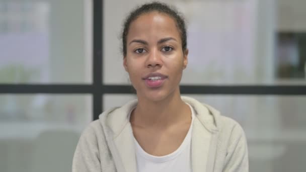 Portret van Afrikaanse vrouw schuddend hoofd als ja teken, goedkeuring — Stockvideo
