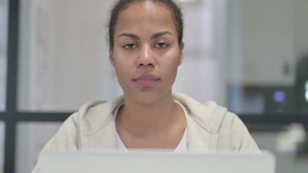 Close up de mulher africana com laptop mostrando polegares para cima — Vídeo de Stock