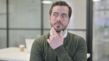 Düşünen Genç İş Adamının Portresi