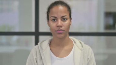 Başarı Kutlaması İçin Heyecanlı Afrikalı Kadın Portresi 