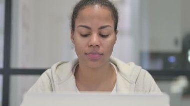 Dizüstü bilgisayarlı Afrikalı Kadın 'ın 
