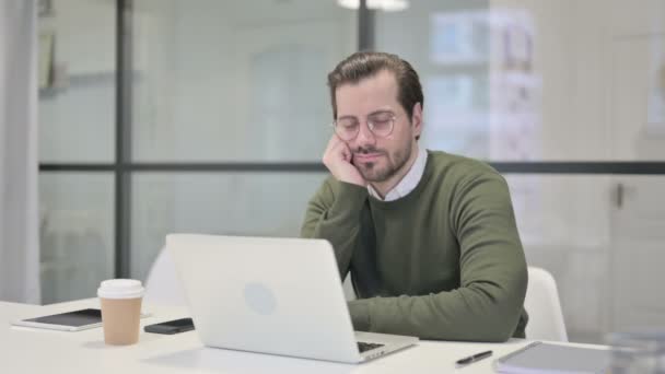 Fáradt fiatal üzletember szundikál, miközben ül az irodában Laptop — Stock videók