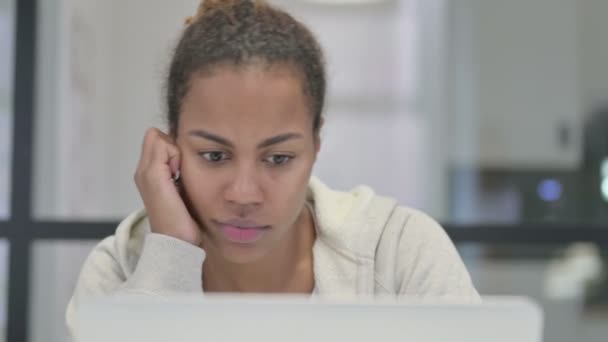 Close-up van Afrikaanse vrouw nemen van spijker tijdens het gebruik van laptop — Stockvideo