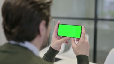 Krom Ekran ile Akıllı Telefona Bakan İşadamı