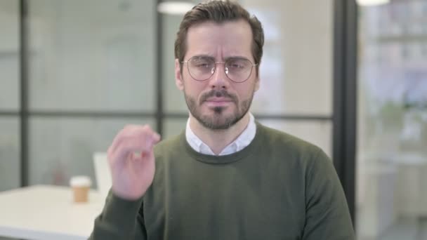 Retrato de un joven empresario con dolor de cuello — Vídeos de Stock