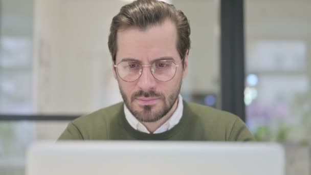 Nahaufnahme eines jungen Geschäftsmannes, der hustet, während er Laptop benutzt — Stockvideo