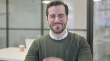 Eller Kalp Şeklini Gösteren Genç İşadamının Portresi 