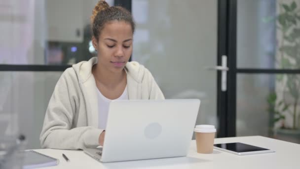 Africana mujer con portátil sacudiendo la cabeza como sí signo — Vídeo de stock