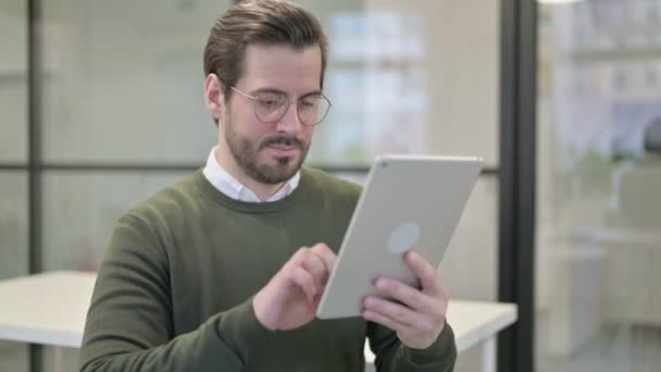 Jungunternehmer feiert mit Tablet im Büro — Stockvideo