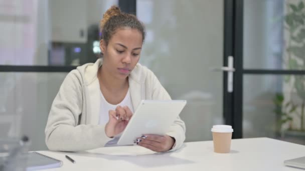 非洲妇女坐在办公室时使用平板电脑 — 图库视频影像