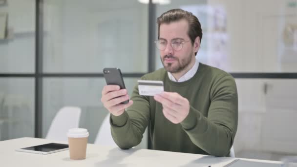 Jungunternehmer mit Erfolg beim Online-Bezahlen auf dem Smartphone — Stockvideo