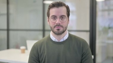 Genç İşadamının İşaretini Gösteren Portresi 