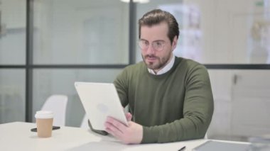 Ofisteki Tablette Başarıyı Kutlayan Genç İşadamı 