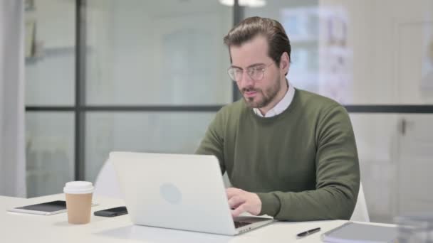 Fiatal üzletember, akinek hátfájdalma van a Laptop használata közben az irodában — Stock videók