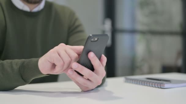 Nahaufnahme eines Jungunternehmers mit Smartphone — Stockvideo