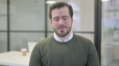Kameraya Bakan Genç İş Adamının Portresi, Üzgün İfade