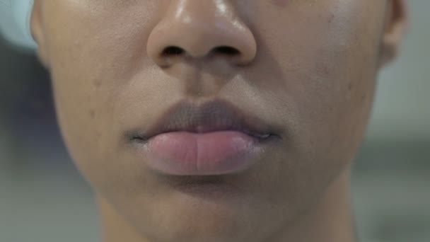 Közelkép a Mosolygó ajkak afrikai nő — Stock videók