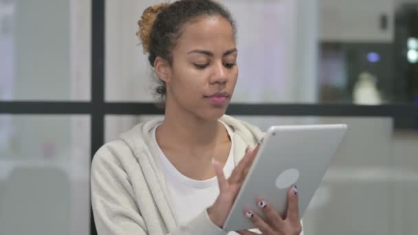 Afrikaanse vrouw met Tablet op kantoor — Stockvideo
