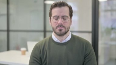 Baş ağrısı çeken genç iş adamının portresi
