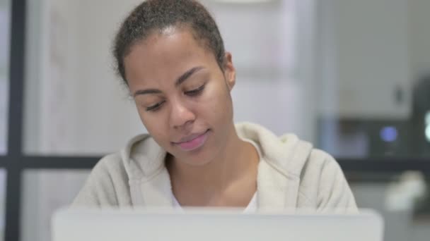 Close-up van Afrikaanse vrouw reageren op verlies op laptop — Stockvideo