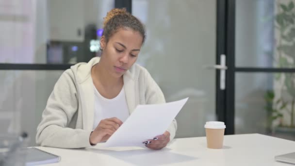 Afrikanerin beim Lesen von Berichten erfolgreich — Stockvideo